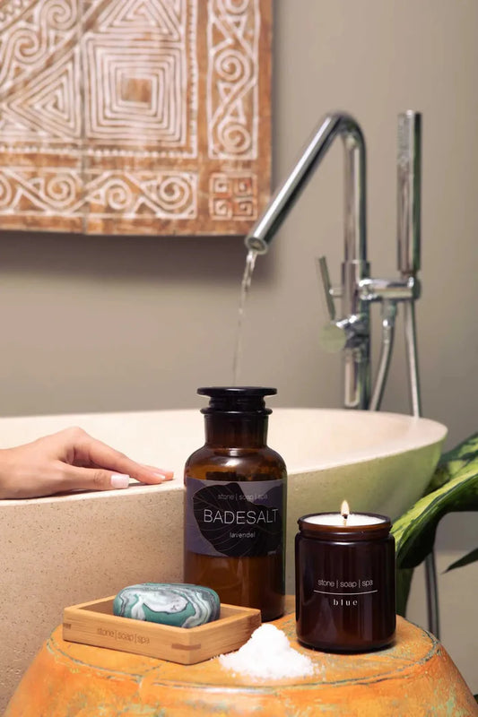 Hjemmespa med badesalt, duftlys, såpesten og blader